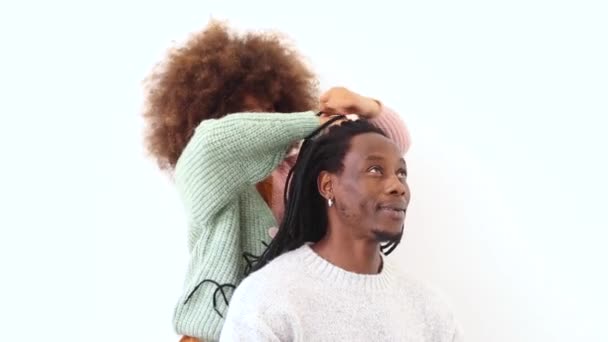 Афроамериканська Дівчина Робить Зачіску Афро Свого Батька — стокове відео