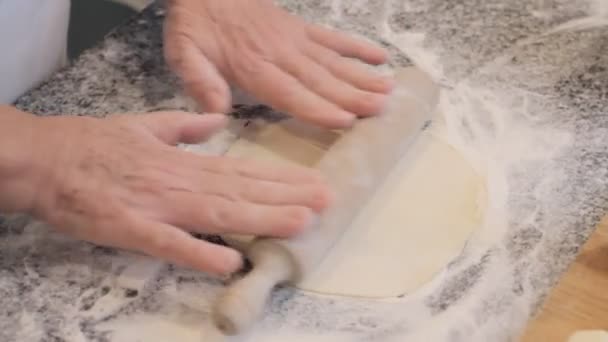 Góry Zboża Nierozpoznawalne Starsze Gotować Walcowanie Skorupy Stole Mąki Podczas — Wideo stockowe