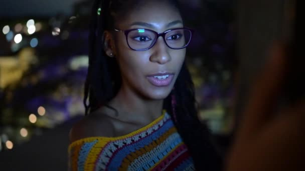 Afroamerikanerin Mit Zöpfen Spricht Videochat Smartphone Während Sie Abends Auf — Stockvideo