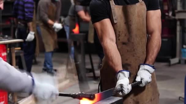 工厂化炼铁时用铁锤打热铁的无名男主人 — 图库视频影像