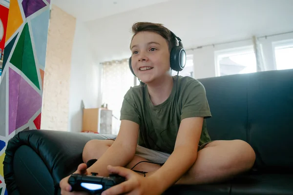 Opgewonden Kleine Jongen Casual Kleding Hoofdtelefoon Spelen Video Game Met — Stockfoto