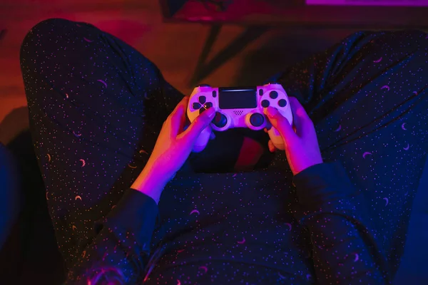 Κάτοψη Ενός Ατόμου Στην Πιτζάμα Που Παίζει Βιντεοπαιχνίδια Νύχτα Κατά — Φωτογραφία Αρχείου