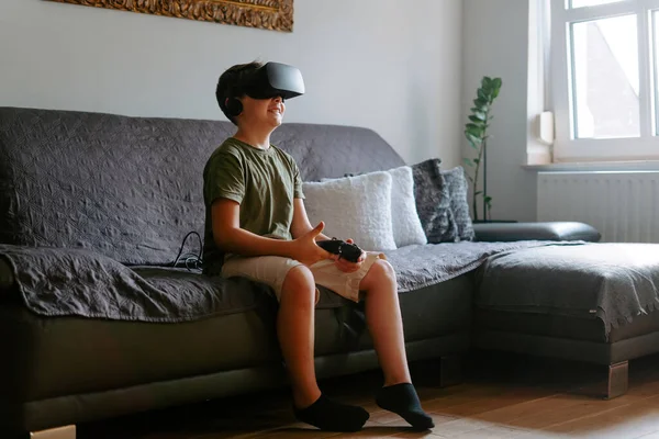 Schattige Kleine Jongen Ervaart Virtual Reality Een Moderne Bril Tijdens — Stockfoto