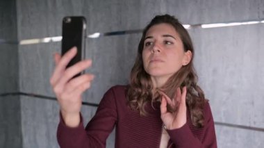 Neşeli, serbest çalışan kadın yolcu gemisinde duruyor ve Sardunya 'ya yolculuk sırasında selfie çekiyor.