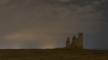 Orta Çağ Caudilla Kalesi 'nin kalıntıları fırtınalı gökyüzüne karşı akşam saatlerinde İspanya' nın Toledo şehrinde yoğun bulutlar ve şimşekler çakar.