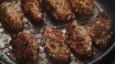 Kızartma tavasında leziz Salisbury bifteği ve sıcak yağ evde mutfakta öğle yemeği hazırlarken.