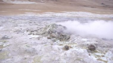 İzlanda 'nın Hver coğrafi bölgesinde sıcak buharlı fümerol içeren volkanik yüzey manzarası inanılmaz.