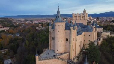 İspanya, Avila 'daki bulutlu günbatımına karşı Segovia' lı Alcazar 'ın hava manzarası