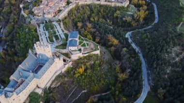İspanya 'nın Avila kentinde sonbahar günü şehrin ortasında yer alan Segovia Katedrali' nin hava manzarasının en üst görüntüsü