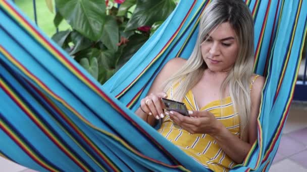Perempuan Muda Serius Dalam Gaun Kuning Menggunakan Smartphone Dan Dingin — Stok Video