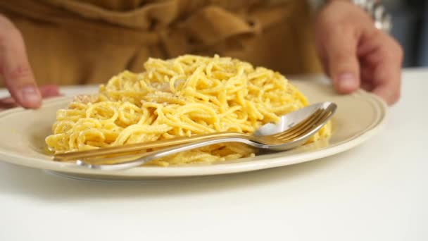 自宅でランチを提供しながら おいしいイタリアのスパゲティパスタとプレートを保持作物匿名人の閉鎖 — ストック動画