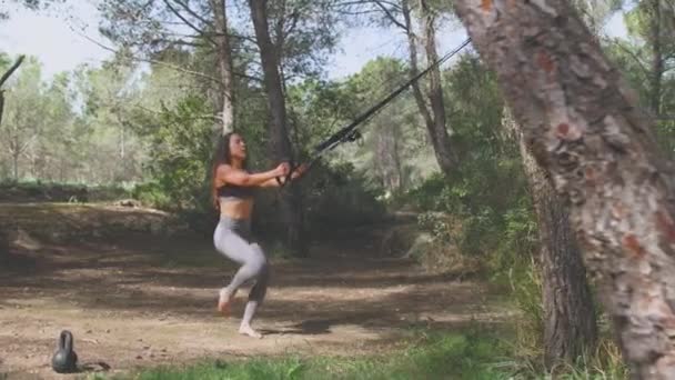 Jovem Fêmea Roupas Esportivas Fazendo Agachamentos Enquanto Exercita Com Elástico — Vídeo de Stock