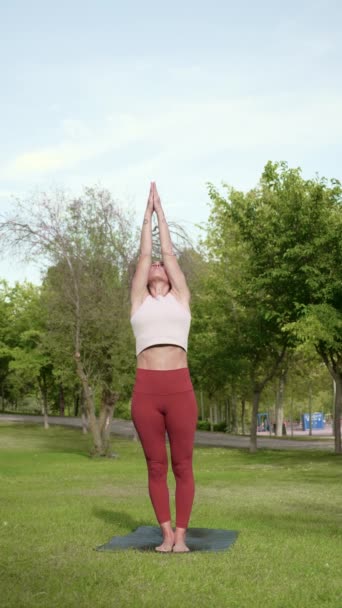 Prise Vue Statique Femme Forme Tenue Sport Faisant Sun Salutation — Video