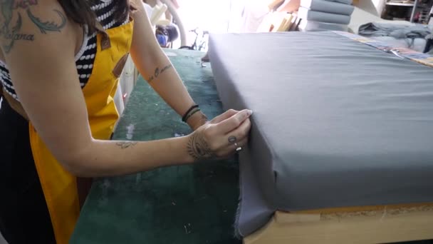 Anonim Yetişkin Dövmeli Kadın Üstat Keçeli Kalemle Çizim Yaparken Atölyede — Stok video