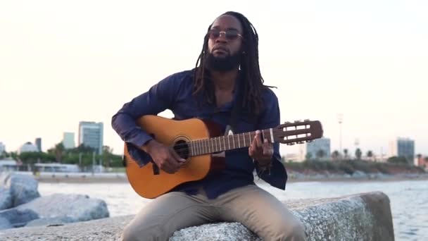 Baard Etnische Man Zonnebril Uitvoeren Van Muziek Akoestische Gitaar Terwijl — Stockvideo