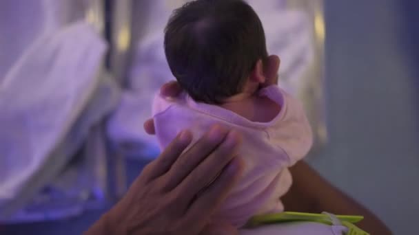 Медсестра Погладжує Новонароджену Дитину Спині — стокове відео