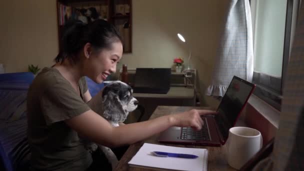 Glad Asiatisk Kvinna Med Fluffig Hund Med Laptop Lägenhet — Stockvideo