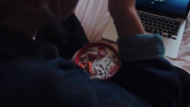 Mujer Joven Con Portátil Comer Cereales — Vídeo de stock