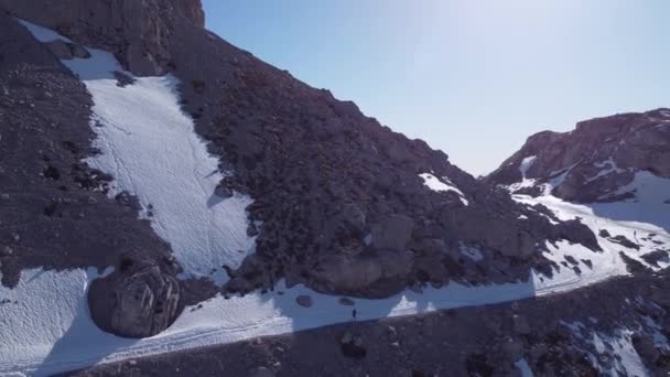 Desde Arriba Vista Una Persona Irreconocible Corriendo Ladera Nevada Montaña — Vídeo de stock