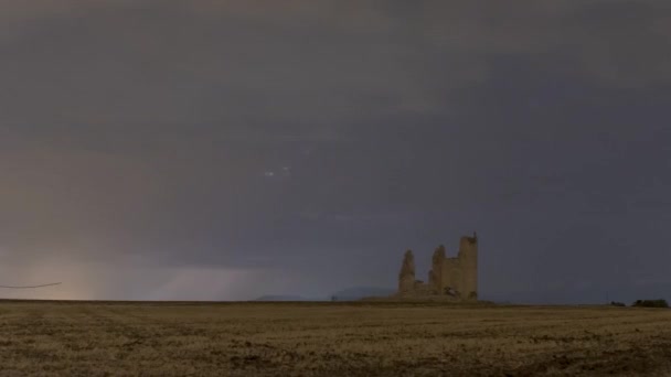Pozostałości Średniowiecznego Zamku Caudilla Położonego Przed Burzliwym Niebem Gęstymi Chmurami — Wideo stockowe