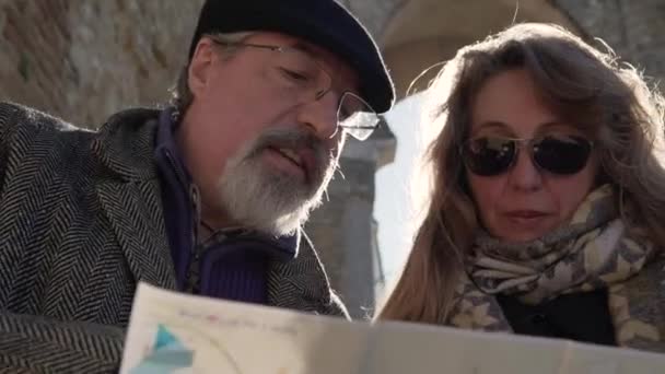 Angle Bas Couple Personnes Âgées Voyageant Lisant Carte Discutant Itinéraire — Video