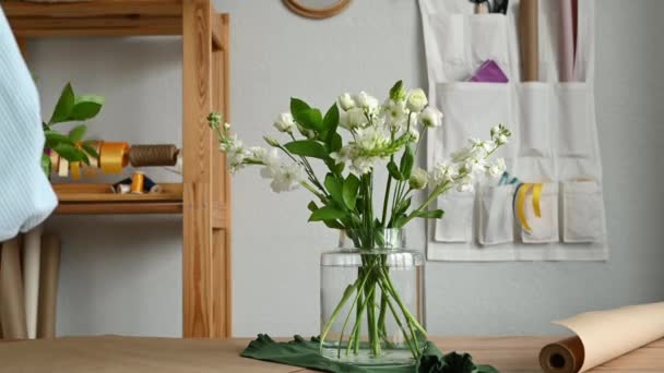 Masada Raflara Karşı Çalışırken Vazoda Bir Buket Taze Çiçeği Çeşitlendiren — Stok video