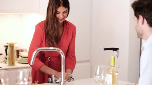 Charmante Junge Frau Rotem Kleid Steht Küchentisch Und Arrangiert Teller — Stockvideo
