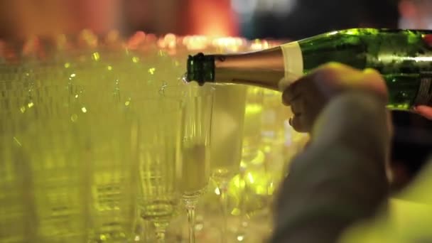 在酒吧举行的宴会上 一些不知名的酒保在水晶玻璃杯中倒入香槟酒 — 图库视频影像