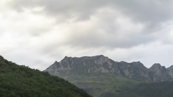 緑の草で覆われたピコス エウロパの荒れた岩山の尾根の上に浮かぶ暗い雲の時間の低い角度 — ストック動画