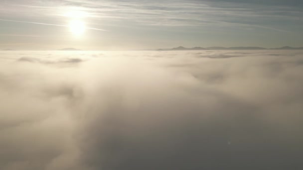 夜のカラフルな日没で白い厚い柔らかい雲の上のゆっくりとした動きの空中眺め — ストック動画