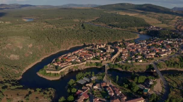 令人惊奇的无人驾驶飞机俯瞰着被蜿蜒的河流和草原环绕的老布特拉戈德尔洛佐亚小镇 — 图库视频影像