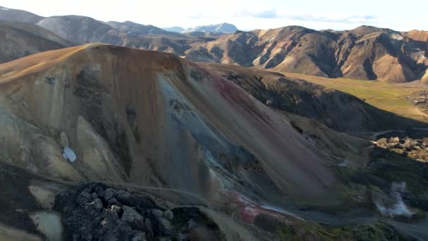 Yukarıdan Baktığımızda Zlanda Gündüz Vakti Dağların Gölgesi Altında Kum Üzerinde — Stok video