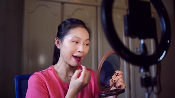 Çerik Oluşturan Güzel Asyalı Blog Yazarının Görüntüleri — Stok video