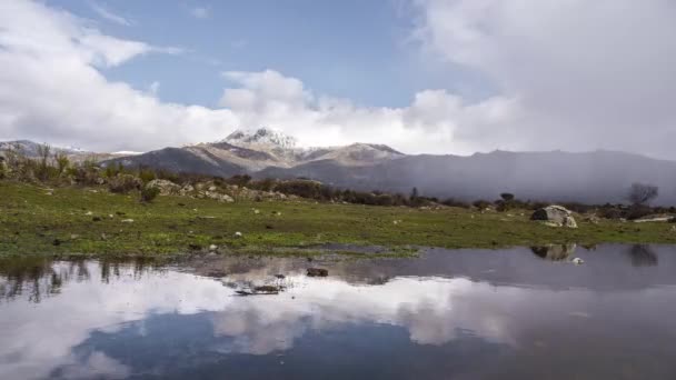 Течения Времени Облака Покрывающие Снежные Горы Зимой Рядом Озером — стоковое видео