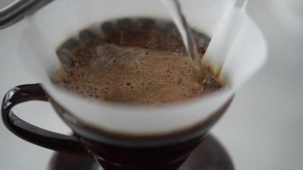 热气腾腾的煮好的咖啡从滤纸上滴入放在现代厨房桌上的玻璃壶里 — 图库视频影像