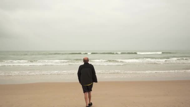 Vista Laterale Anziano Uomo Che Cammina Sulla Spiaggia Vicino Mare — Video Stock