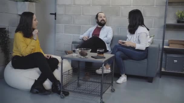 Çağdaş Çalışma Ofisinde Resmi Kıyafet Giymiş Bir Grup Pozitif Genç — Stok video
