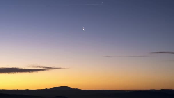 Zoom Ângulo Baixo Céu Sundown Alaranjado Sobre Montanhas Com Meia — Vídeo de Stock