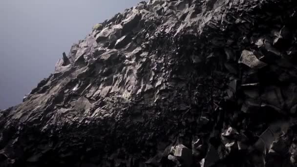 Parte Rocha Vulcânica Negra Montanha Com Superfície Áspera Iluminada Pela — Vídeo de Stock