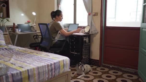 Γυναίκα Που Εργάζεται Στο Σαλόνι Του Διαμερίσματός Της — Αρχείο Βίντεο