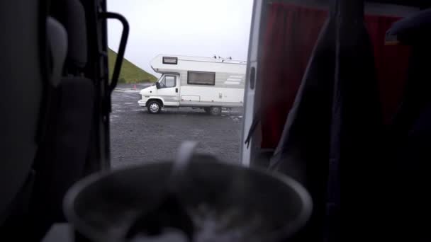 Casserole Avec Soupe Chaude Cuite Sur Poêle Dans Camping Car — Video