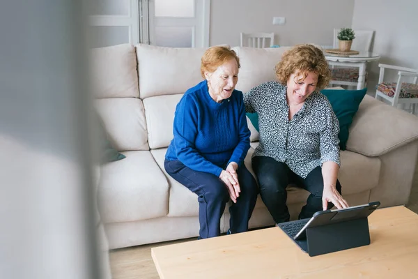 Mulheres Tendo Conversa Vídeo Laptop Casa — Fotografia de Stock