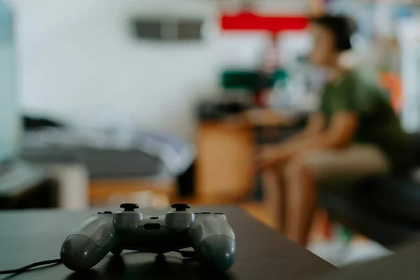 Fentről Modern Gamepad Videojátékok Elhelyezett Asztalra Szobában Ellen Felismerhetetlen Fiú — Stock Fotó