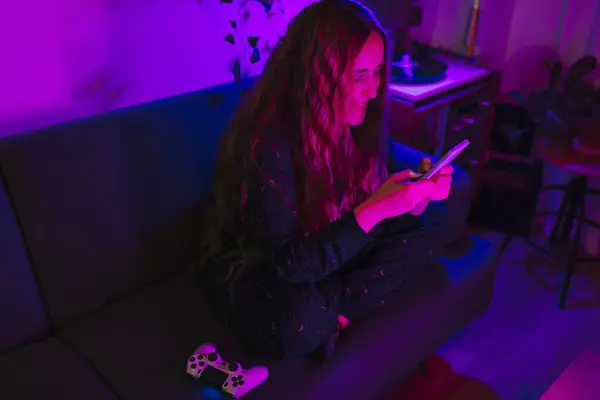Nternetteki Bir Video Oyunu Partisinde Pijamalı Sarışın Kız Arkadaşlarıyla Mesajlaşıyor — Stok fotoğraf