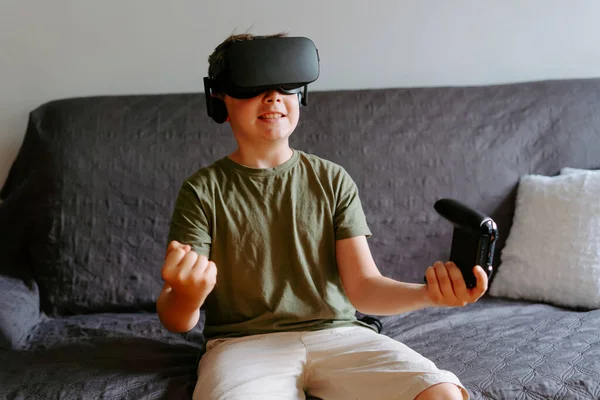 Чарівний Маленький Хлопчик Відчуває Віртуальну Реальність Сучасних Окулярах Граючи Дивані — стокове фото