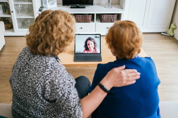 Evde Dizüstü Bilgisayarda Video Sohbeti Yapan Kadınlar — Stok fotoğraf