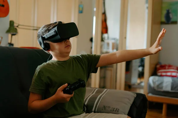 Schattige Kleine Jongen Ervaart Virtual Reality Een Moderne Bril Tijdens — Stockfoto
