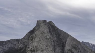 Pürüzlü Picos de Europa Dağı İspanya 'da bulutlu gökyüzüne karşı kurulmuş