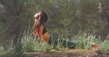 Parkta egzersiz yapan genç kadın.