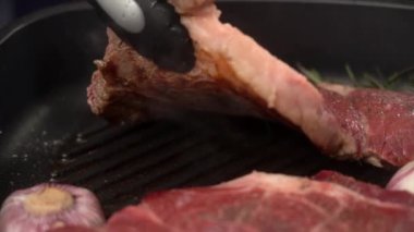 Sıcak tavada mermer biftek.